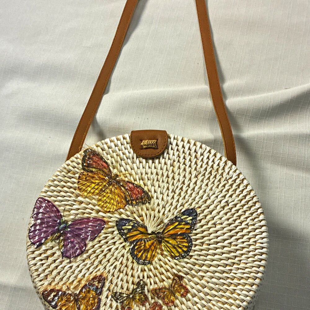 Round faux Wicker style Butterfly Shoulder Bag Snap Closure excellent
